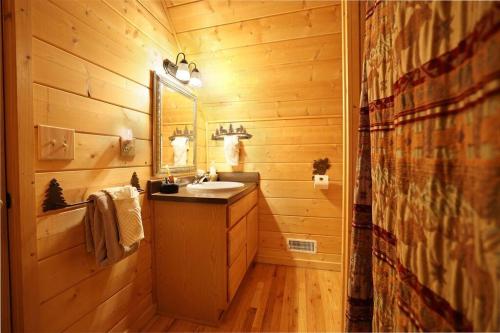 Red Roof-Cozy Cabin with Great Views, Hot Tub and near Bryson City in Bryson City, USA