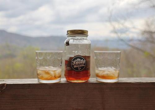 Red Roof-Cozy Cabin with Great Views, Hot Tub and near Bryson City in Bryson City, USA