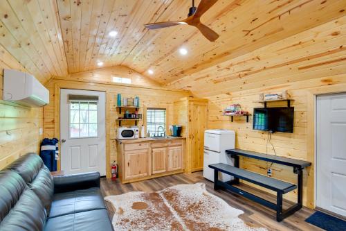 Mead Studio Cabin Near Lake Texoma and Marina! in Mead, USA