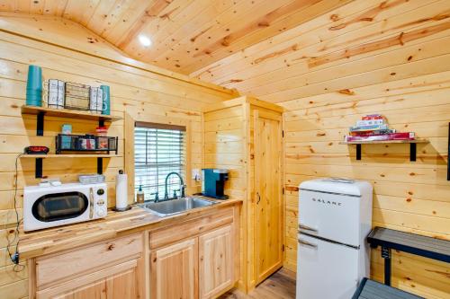 Mead Studio Cabin Near Lake Texoma and Marina! in Mead, USA