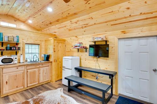 Mead Studio Cabin Near Lake Texoma and Marina! in Mead, USA