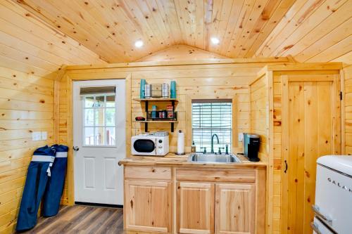 Mead Studio Cabin Near Lake Texoma and Marina! in Mead, USA