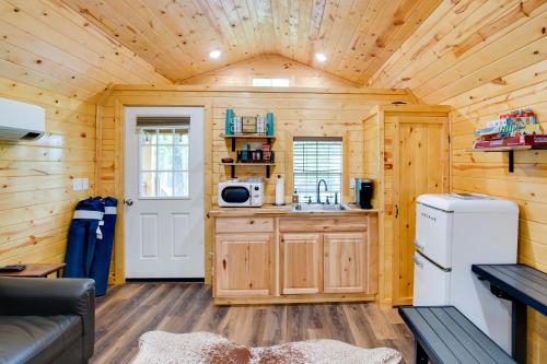 Mead Studio Cabin Near Lake Texoma and Marina! in Mead, USA