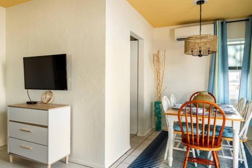 The Deck-1Bedroom Beach House in Hollywood in Hollywood, USA