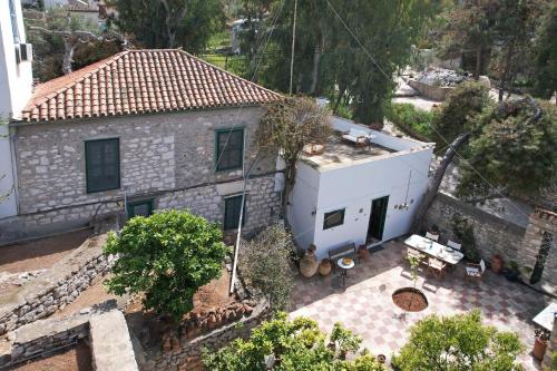 Spacious grandmother house at Kamini port, Hydra.