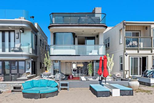 3 Story Oceanfront Home with Jacuzzi in Newport Beach on the Sand! in Newport Beach, USA