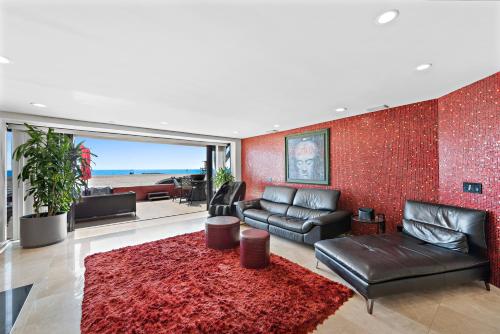 3 Story Oceanfront Home with Jacuzzi in Newport Beach on the Sand! in Newport Beach, USA