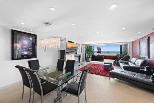 3 Story Oceanfront Home with Jacuzzi in Newport Beach on the Sand! in Newport Beach, USA