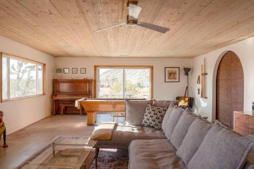 The Barking Owl Artist Retreat in Yucca Valley, USA