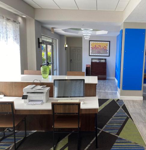 Holiday Inn Express Hotel & Suites Clearwater US 19 North, an IHG Hotel