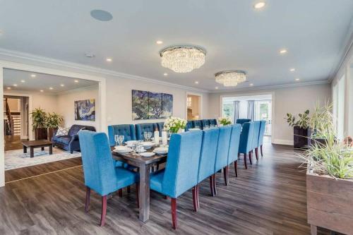 Large Estate with Luxury Collection of Amenities in King City (ON)