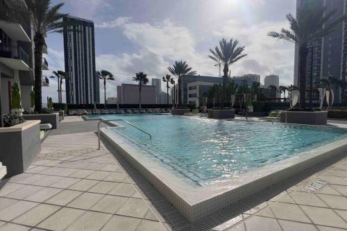 Heart of Downtown, 3BR-2 and half Bathroom En-Suites Luxe pool!