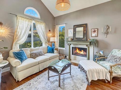 Cozy Menlo Park Home & Lush Garden Retreat - Near Stanford University