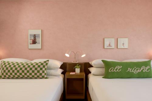 2 queen beds