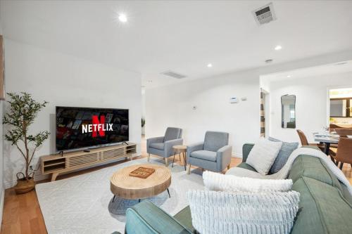 Chic Boho Retreat - Pool, Patio, Mini Golf & Arcade, Mins from Universal Studios!, Los Angeles (fotografie 6)