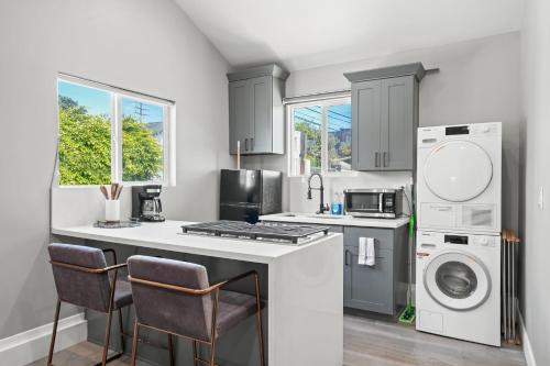 New Modern Cozy Guest House, Parking, Pet Friendly in Mar Vista! in Los Angeles, USA