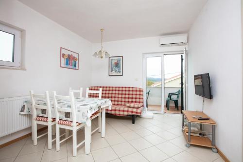 One-Bedroom Apartment with Balcony room in Apartments and rooms with parking space Murter - 22405