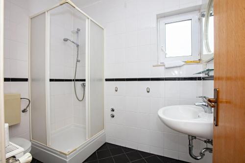 Apartments and rooms with parking space Murter - 22405 - image 5