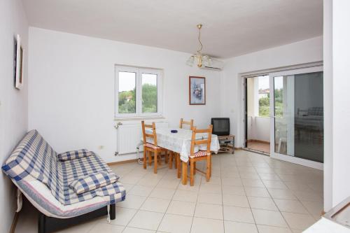 One-Bedroom Apartment with Balcony room in Apartments and rooms with parking space Murter - 22405