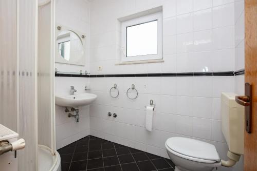 One-Bedroom Apartment with Balcony image 9