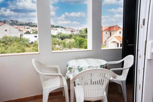 One-Bedroom Apartment with Balcony image 2