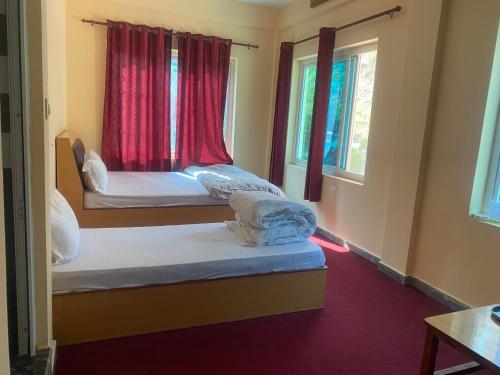 1 double bed, 1 twin bed