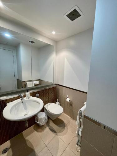 Cosy City Centre studio w/ balcony, Auckland (photo 6)