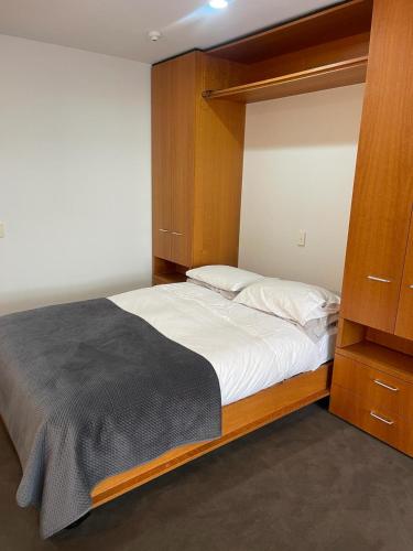 Cosy City Centre studio w/ balcony, Auckland (photo 9)