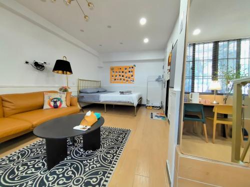 Shanghai Hills & Zinn Changle Road Homestay Near Line1 & Line12 South Shanxi Rd - image 3
