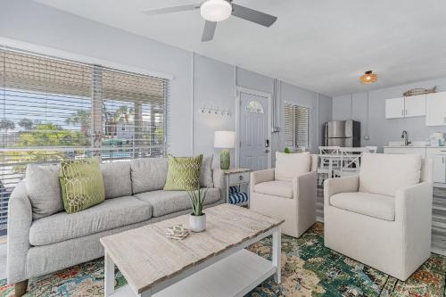 171 Washington - Dune Our Thing - Unit D - Fabulous Pool Home! home in Fort Myers Beach, USA