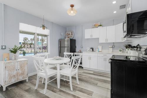 171 Washington - Dune Our Thing - Unit B - Fabulous Pool Home! home in Fort Myers Beach, USA