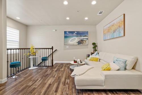 Welcome Townhome-Prime Location Orange County SoCal in Midway City, USA