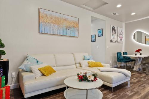 Welcome Townhome-Prime Location Orange County SoCal in Midway City, USA