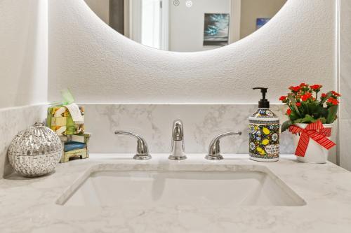 Welcome Townhome-Prime Location Orange County SoCal in Midway City, USA