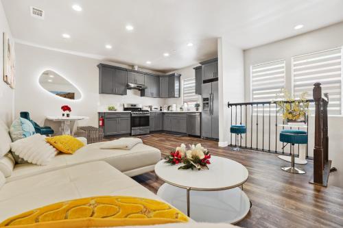 Welcome Townhome-Prime Location Orange County SoCal in Midway City, USA