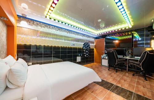 HOTEL EAT COMダブルルーム　専用バスルーム付