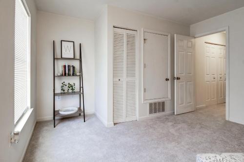 Spacious Washington, D.C. Rowhome w/ free parking! in Washington, USA