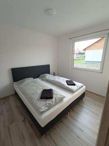 1 queen bed, 1 sofa bed