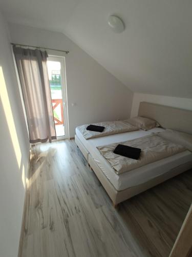 1 queen bed, 1 sofa bed