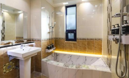 room detail thumbnail 2