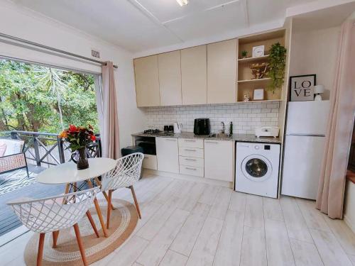 Facilities, HONEYCOMB TREEHOUSE- Back up Power & Water, 2 Adults & 1 Kid in Dawncliffe