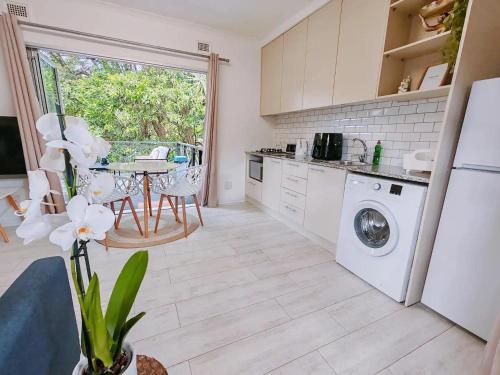 Facilities, HONEYCOMB TREEHOUSE- Back up Power & Water, 2 Adults & 1 Kid in Dawncliffe