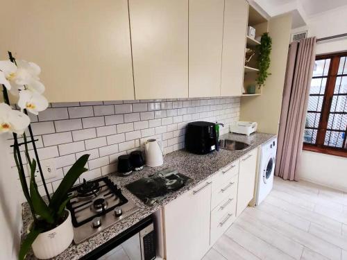 Facilities, HONEYCOMB TREEHOUSE- Back up Power & Water, 2 Adults & 1 Kid in Dawncliffe