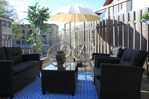 R B Apartment Hamburg Family - 108 qm mit Dachterrasse - Badewanne & Dusche - kostenloses Parken - 2 Schlafzimmer, Hamburg