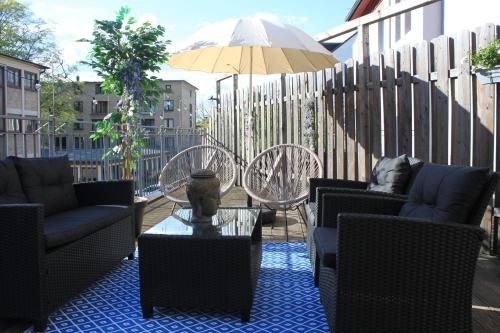 R B Apartment Hamburg Family - 108 qm mit Dachterrasse - Badewanne & Dusche - kostenloses Parken - 2 Schlafzimmer