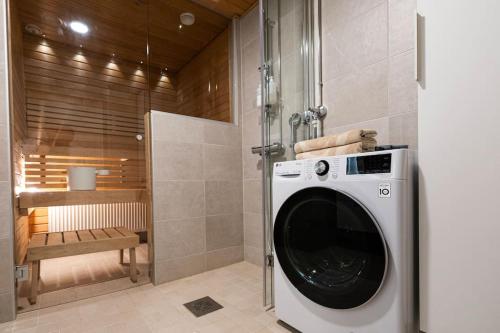 淋浴間, Stunning Loft with Water View & Free Garage Parking in 庫奧皮奧