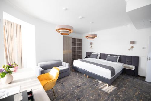 1 queen bed, 1 sofa bed