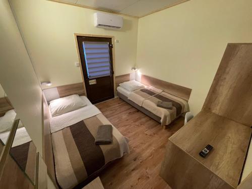 2 twin beds