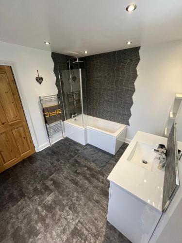Baño, Wolf Hollow, sleeps 4 adults plus 2 extra, Buxton town centre in Buxton