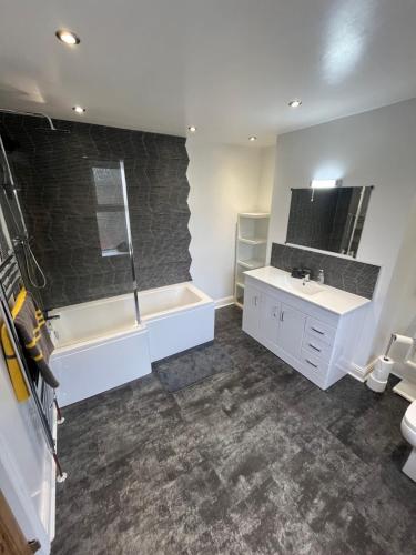 Baño, Wolf Hollow, sleeps 4 adults plus 2 extra, Buxton town centre in Buxton